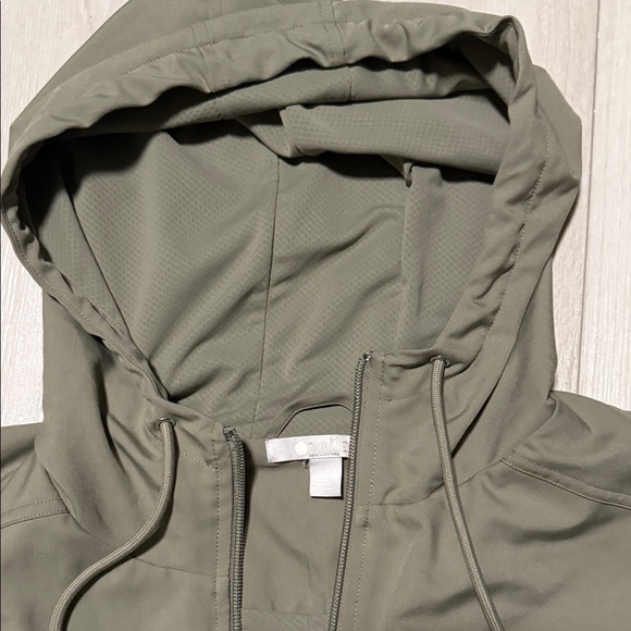 Zelle Women’s Olive Green Cropped Hooded Zip-up Jacket with pockets. - Picture 4 of 13
